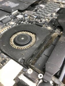 macbook dulkių valymas termo pastos keitimas