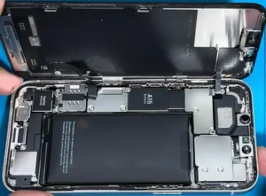 iPhone 13 baterijos keitimas