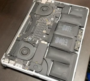 macbook baterijos keitimas