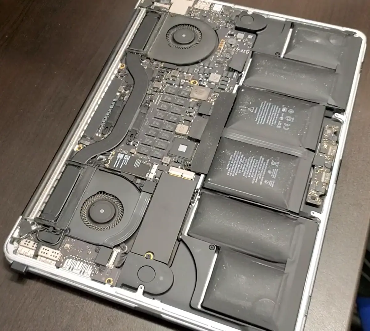 macbook baterijos keitimas